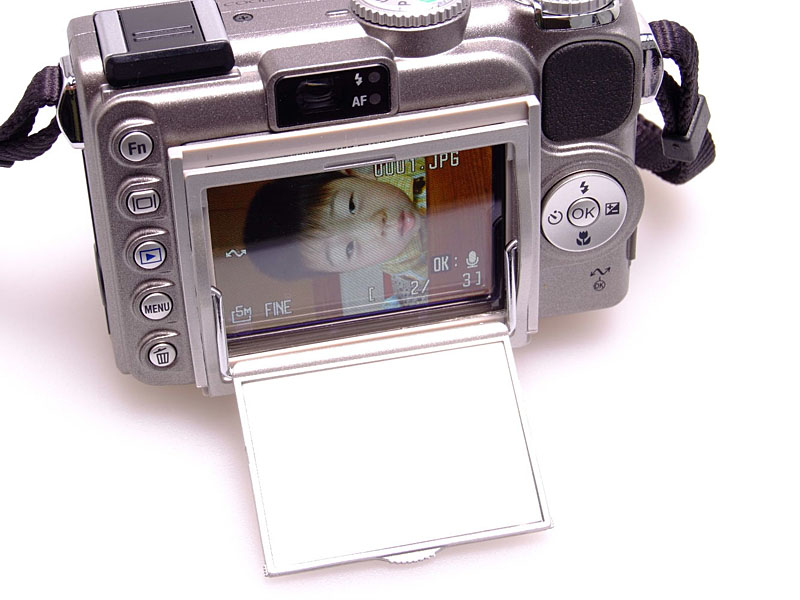 Illustration for article titled Etsumi Display Mirror Allows Compact Camera Photos at Extreme Angles